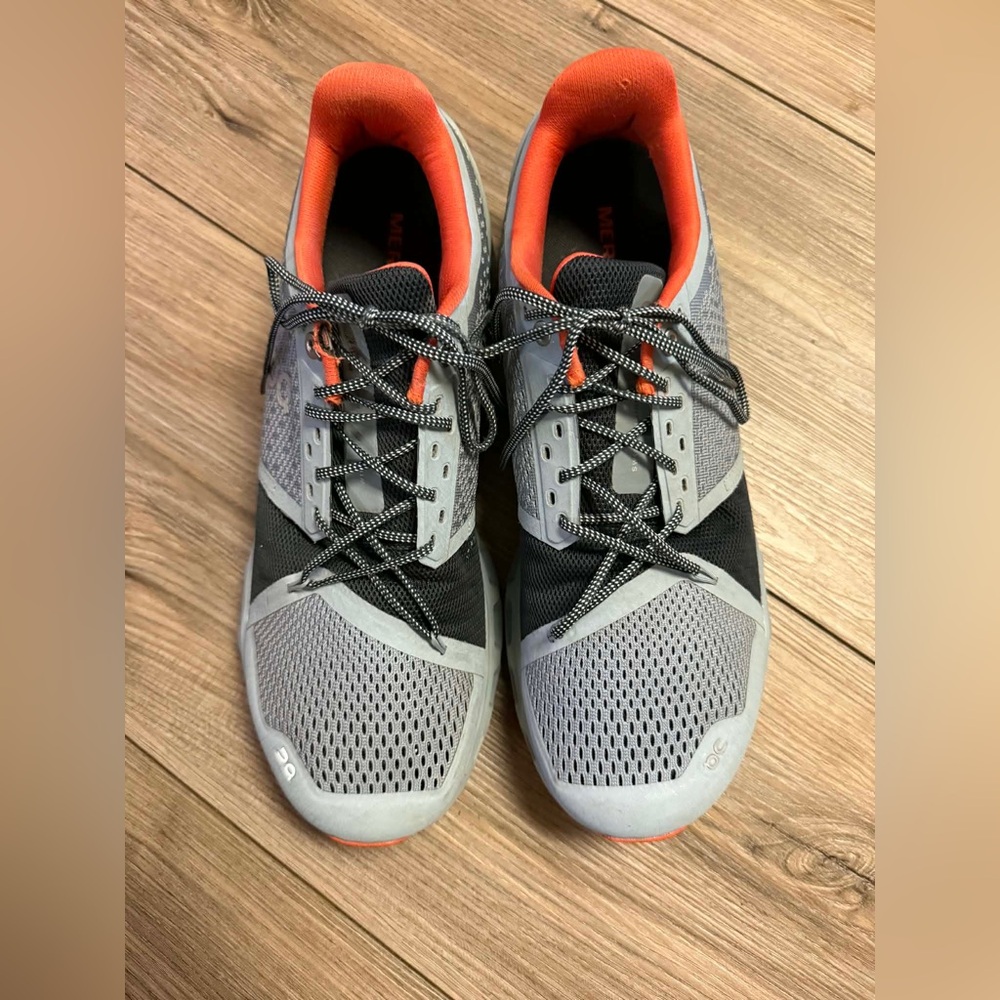 On Running Label with Orange and White